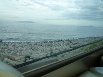 車窓の大島と新島.JPG
